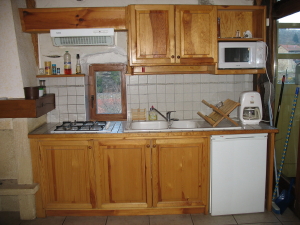 coin cuisine : chemine, 4 gaz, micro-onde, cafetire, frigo